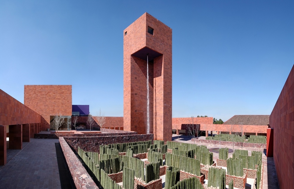 Ricardo Legorreta es uno de los grandes arquitectos mexicanos.