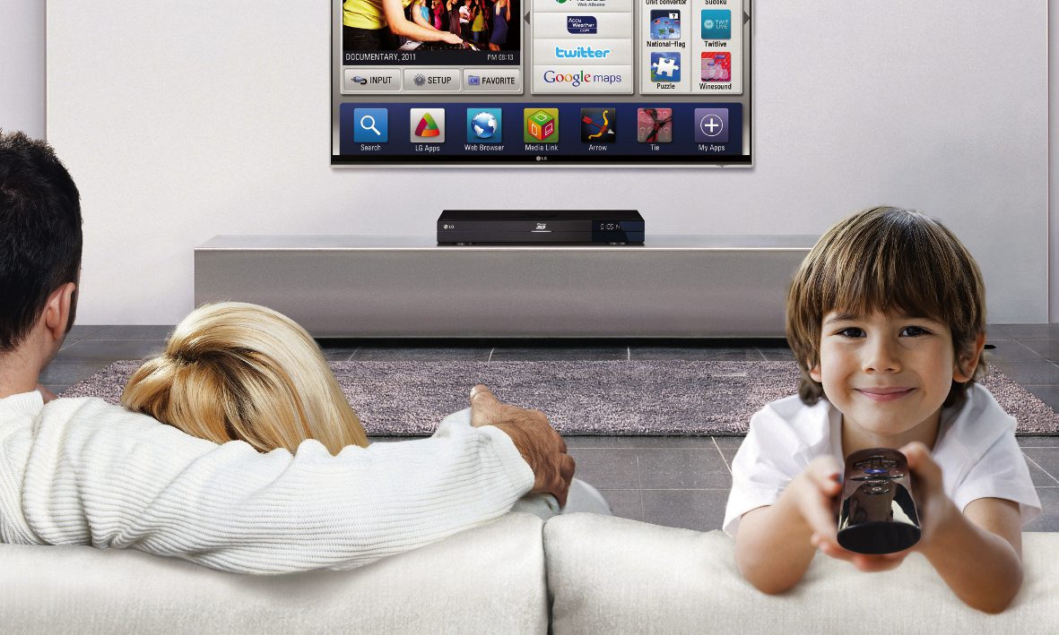 Set your tv. Пульт для телевизора. Телевизор Телевидение. Семья у телевизора. Интернет Телевидение для телевизора.