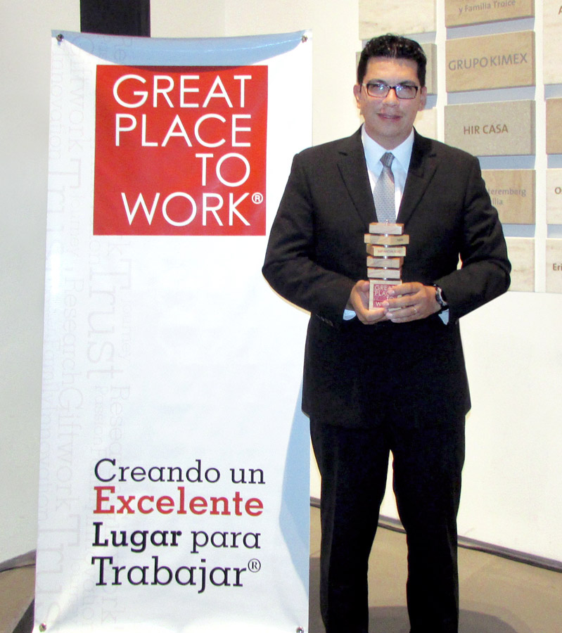 Acudió el Lic. Rafael Ramos Díaz a recibir el distintivo físico del GPTW Latam 2015