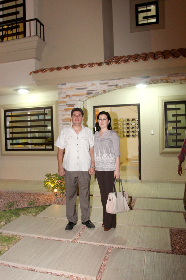 Dr. Julio Cesar Ruiz Ríos y su esposa María Chavez Amparano, felices propietarios de la primer casa vendida.