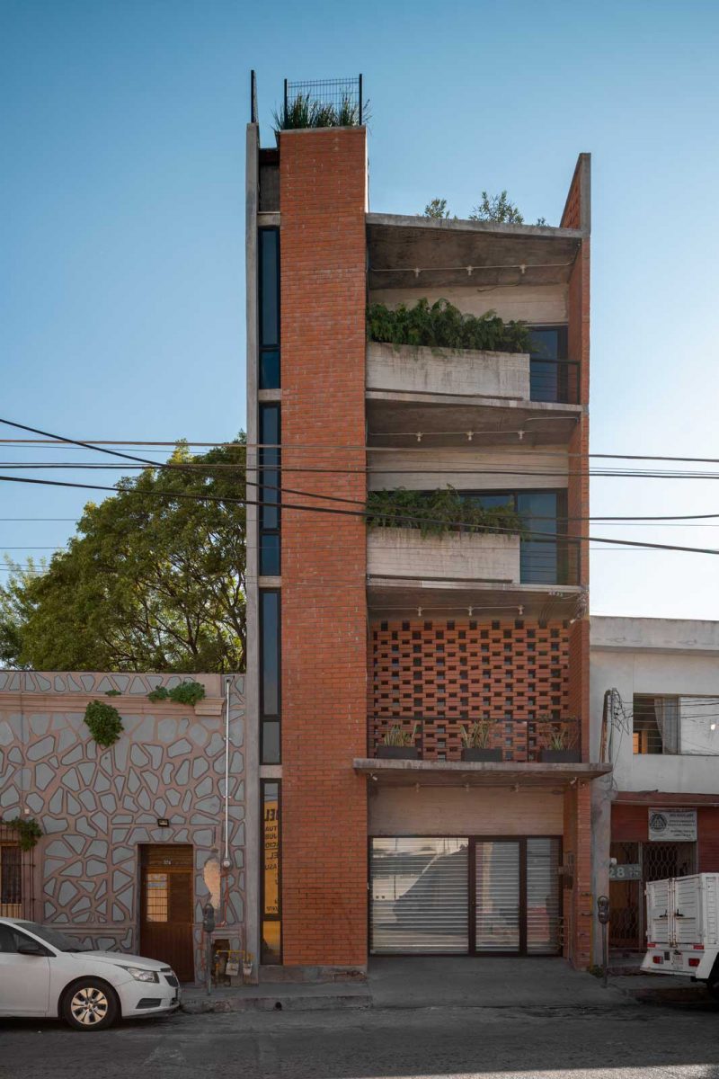 Allende un edificio con un concepto industrial