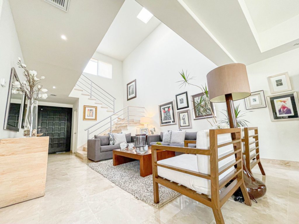 Sala residencial elegante que ejemplifica una inversión inmobiliaria con buena plusvalía en bienes raíces México