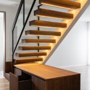 Escalera de madera suspendida con estructura metálica Renovación Notre Dame de Grâce — Le Borgne Rizk (Montreal)