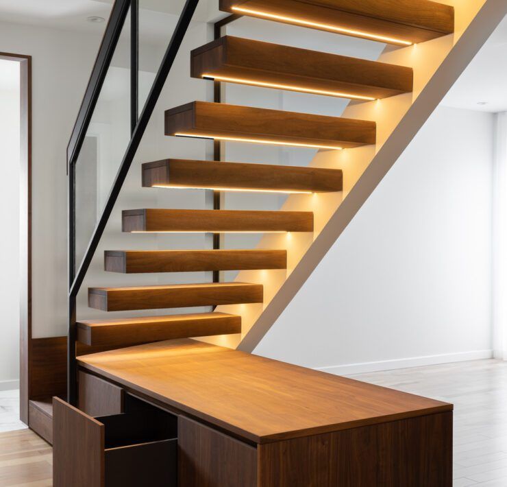 Escalera de madera suspendida con estructura metálica Renovación Notre Dame de Grâce — Le Borgne Rizk (Montreal)