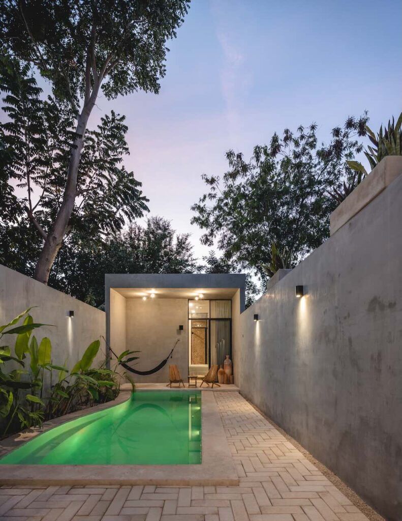 Casa Doble R renovación casa antigua Mérida por Taller Estilo Arquitectura, fotografía Manolo Solís - Alberca en Patio