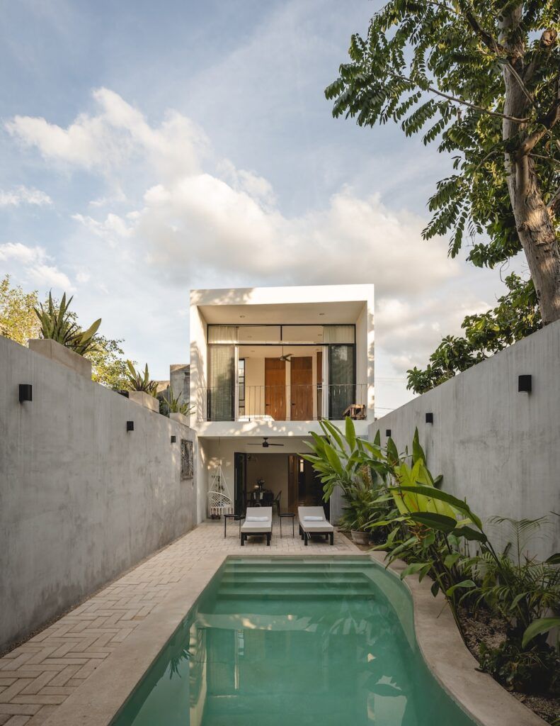 Casa Doble R renovación casa antigua Mérida por Taller Estilo Arquitectura, fotografía Manolo Solís Alberca en patio de Casa Doble R
