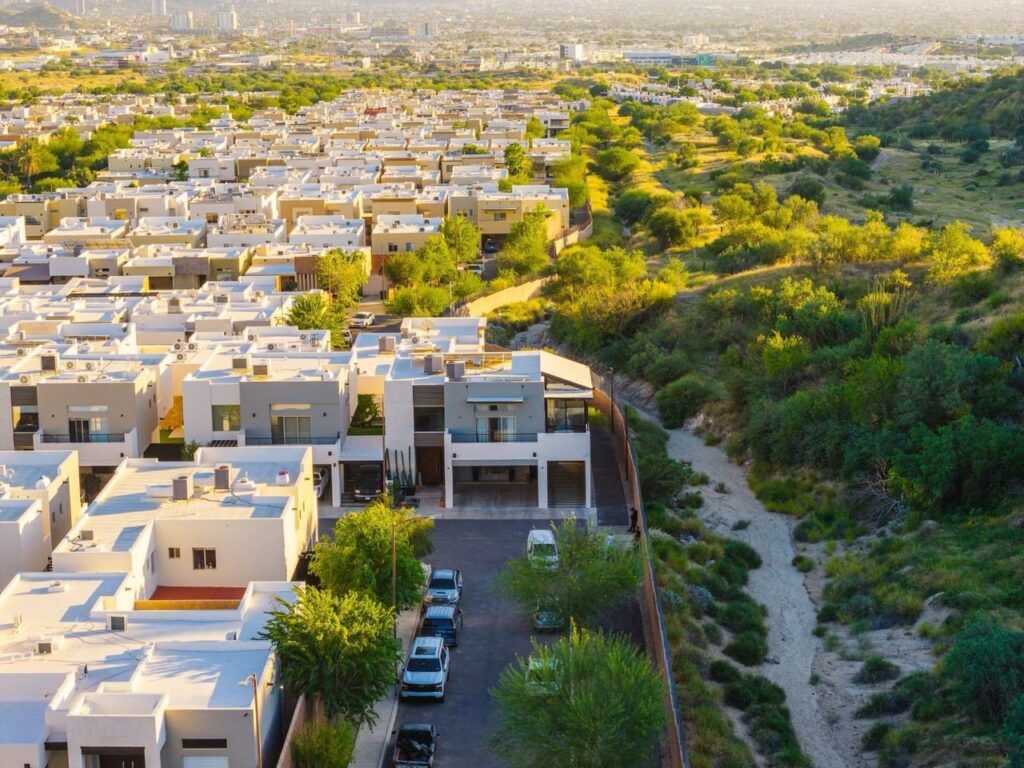 residencial con identidad propia, parques y vida de comunidad — factor de plusvalía en bienes raíces