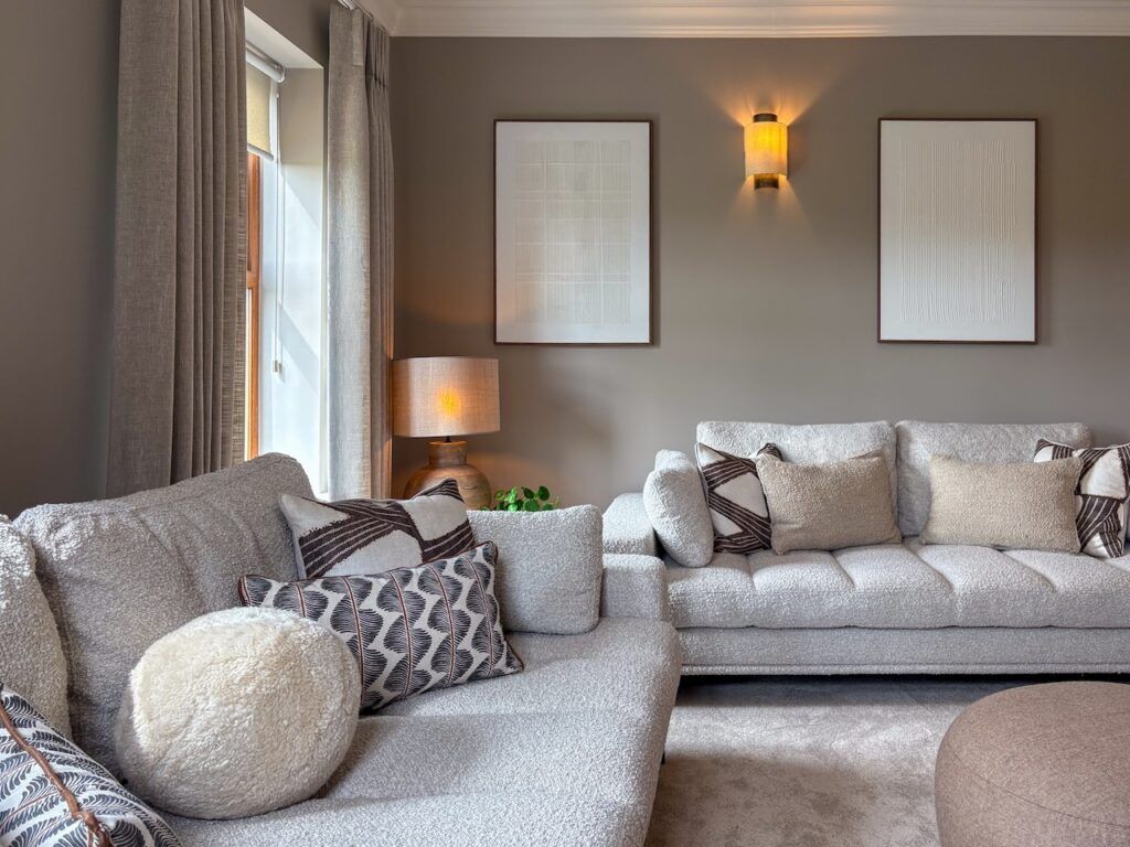 Sala con cojines en colores organicos.
