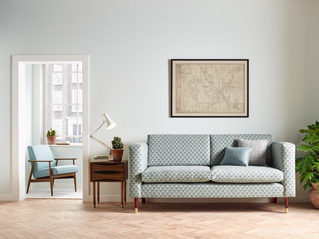 Sillon tapizado en tela azul claro