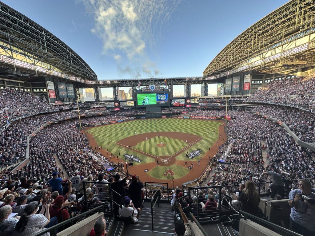 Estadio Chase Field con techo retráctil, sede de los Diamondbacks en Phoenix