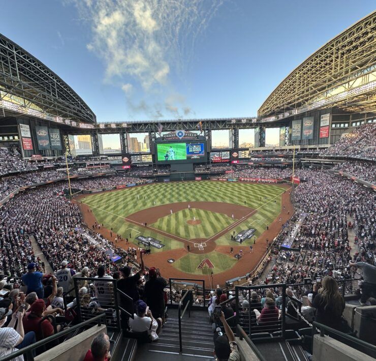 Estadio Chase Field con techo retráctil, sede de los Diamondbacks en Phoenix