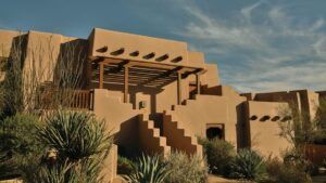 Alberca y jardines del Four Seasons Resort Scottsdale at Troon North en el desierto de Arizona
