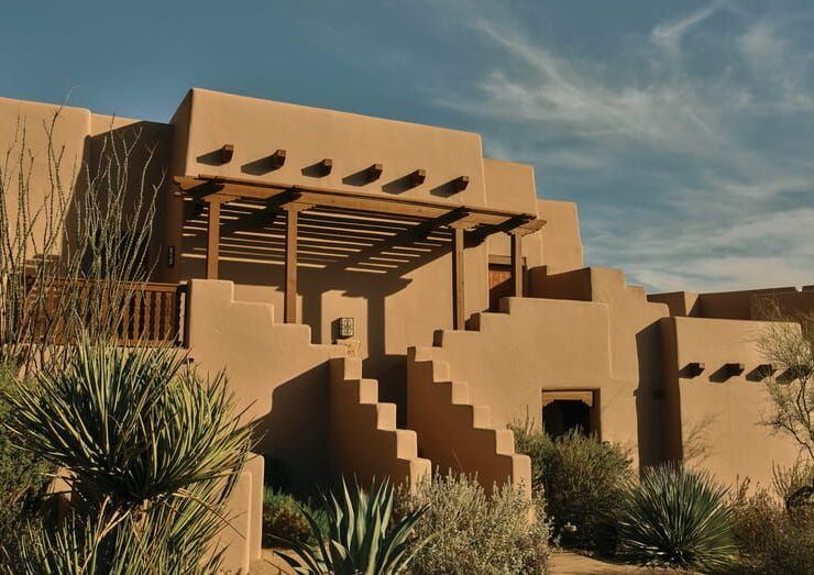 Alberca y jardines del Four Seasons Resort Scottsdale at Troon North en el desierto de Arizona