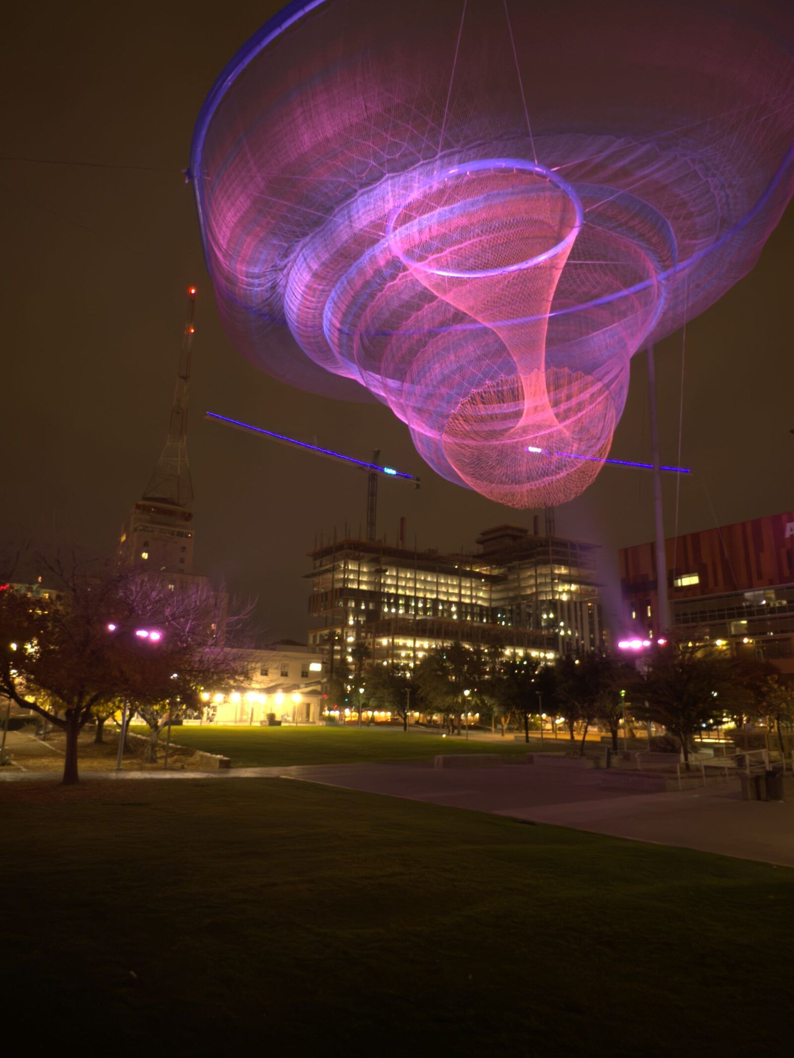Escultura aérea de fibra y luz "Her Secret is Patience" de Janet Echelman en Civic Space Park, downtown Phoenix