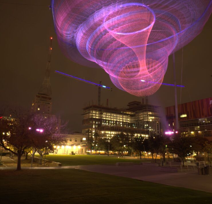 Escultura aérea de fibra y luz "Her Secret is Patience" de Janet Echelman en Civic Space Park, downtown Phoenix