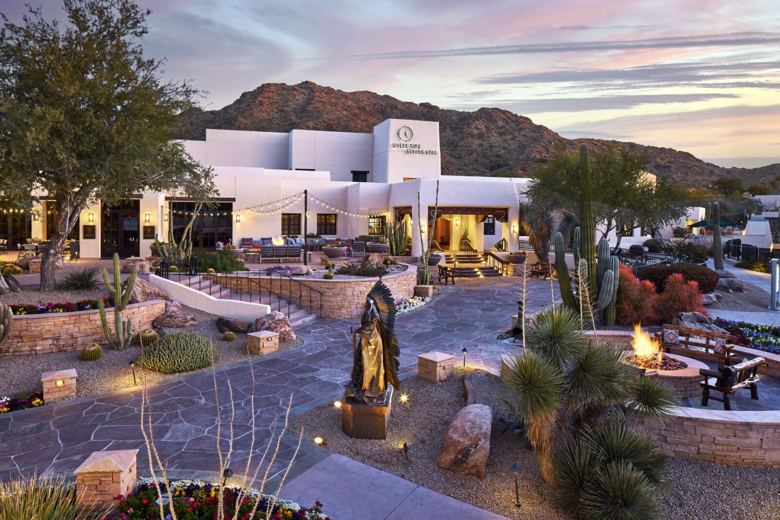 Fachada del JW Marriott Scottsdale Camelback Inn Resort & Spa entre jardines del desierto