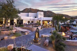 Fachada del JW Marriott Scottsdale Camelback Inn Resort & Spa entre jardines del desierto