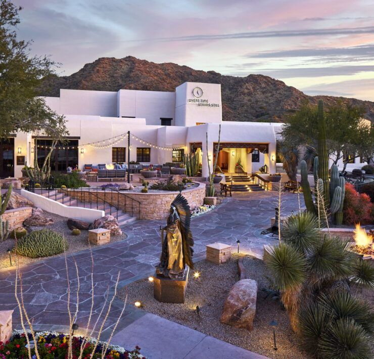 Fachada del JW Marriott Scottsdale Camelback Inn Resort & Spa entre jardines del desierto