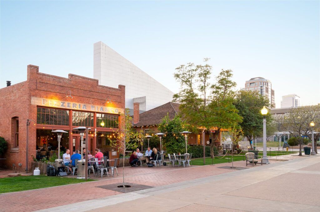 Fachada de Pizzeria Bianco, restaurante icónico del centro de Phoenix