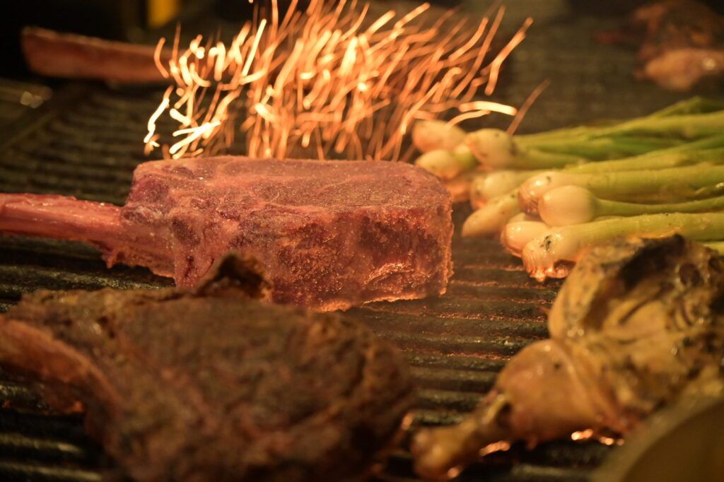 Corte de carne y vegetales a la parrilla con fuego vivo, tradición de asador en la cocina de Arizona