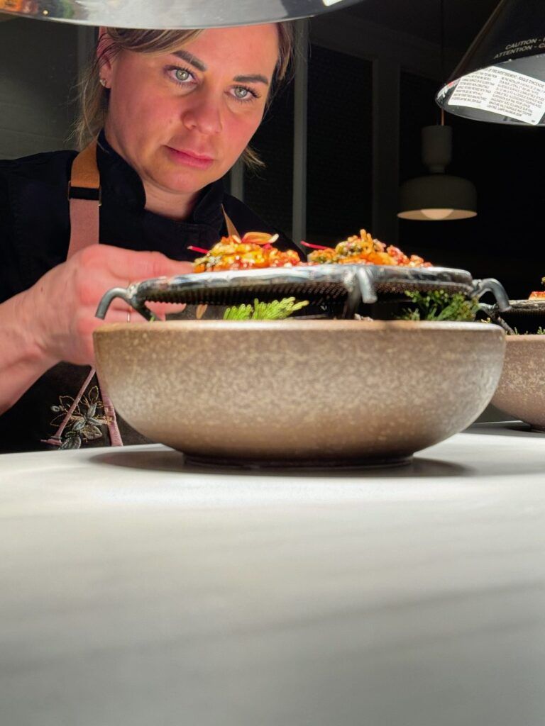 Chef emplatando un platillo de alta cocina en un restaurante de Arizona