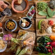 Mesa con antojitos de inspiración mexicana: elote, nopales, tamal y salsas, reflejo de la huella mexicana en la cocina de Arizona