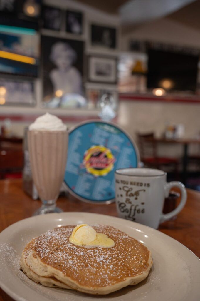 Malteada de chocolate y hotcakes en un diner clásico de la Ruta 66 en Arizona