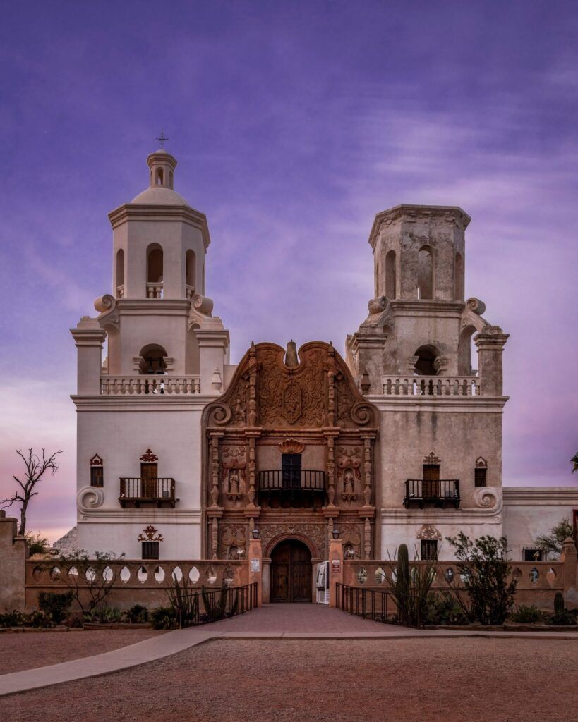 Misión San Xavier del Bac en Tucson, Arizona, símbolo del legado histórico y cultural de la región
