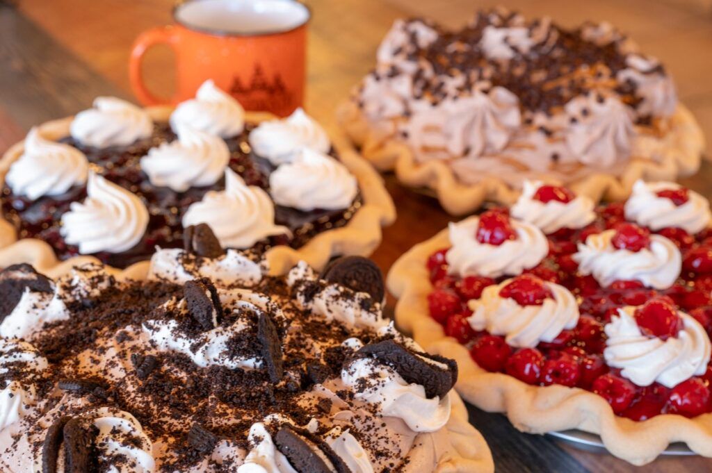 Selección de pays de chocolate, cereza y galleta en un diner clásico de la Ruta 66, Arizona