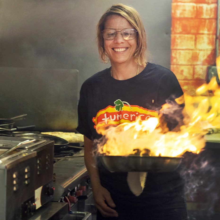 Wendy García, chef de Tumeric en Tucson, con un plato flameado, cocina vegana con raíces mexicana