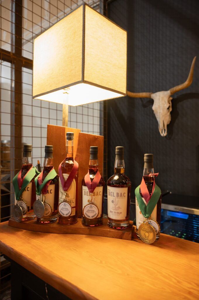 Botellas de Whiskey Del Bac, uno de los mejores whiskys de Estados Unidos, producido en Tucson, con medallas de reconocimiento