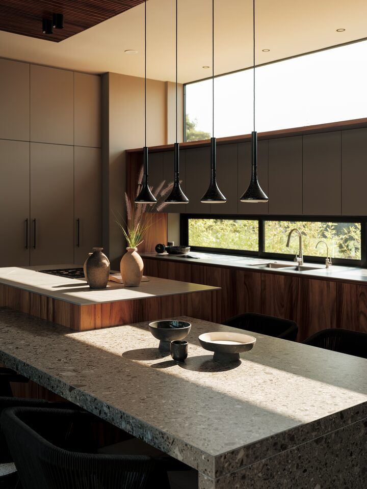 Cocina de Casa Kerany con isla de piedra y lámparas colgantes