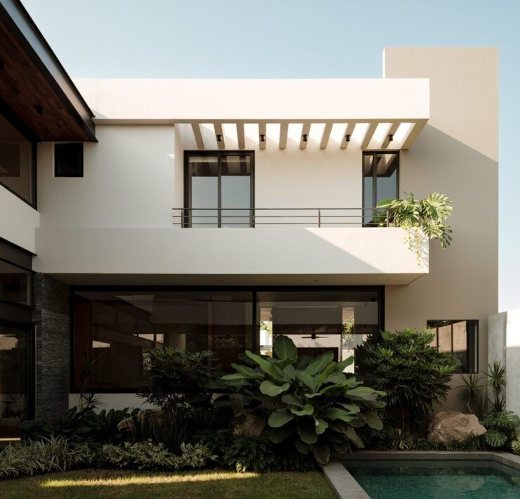 Casa Kerany vista desde el jardín con alberca, pérgola y vegetación