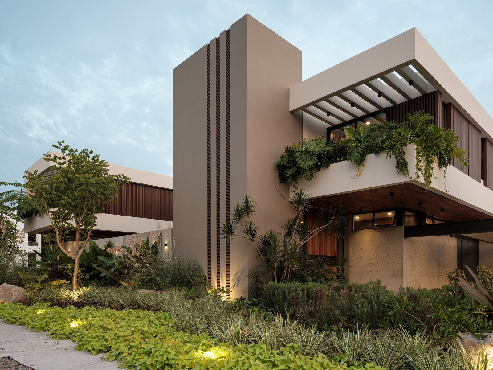 Casa Kerany, casa contemporánea en Colima iluminada al atardecer, por Di Frenna Arquitectos