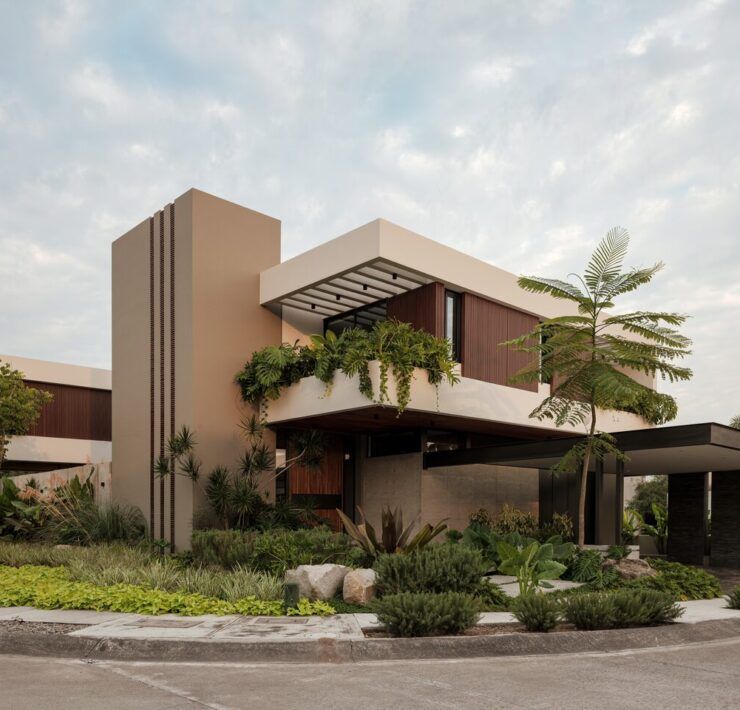 Casa Kerany al atardecer, vista de esquina con jardín y vegentació