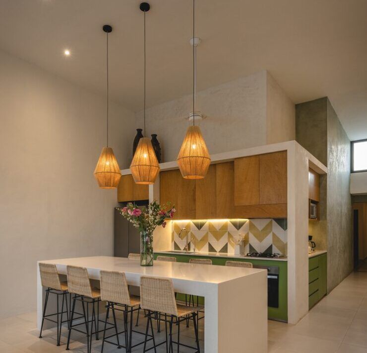 Cocina de Casa Mikelín con isla y lámparas colgantes artesanales