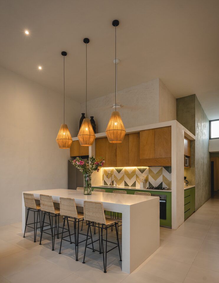 Cocina de Casa Mikelín con isla y lámparas colgantes artesanales