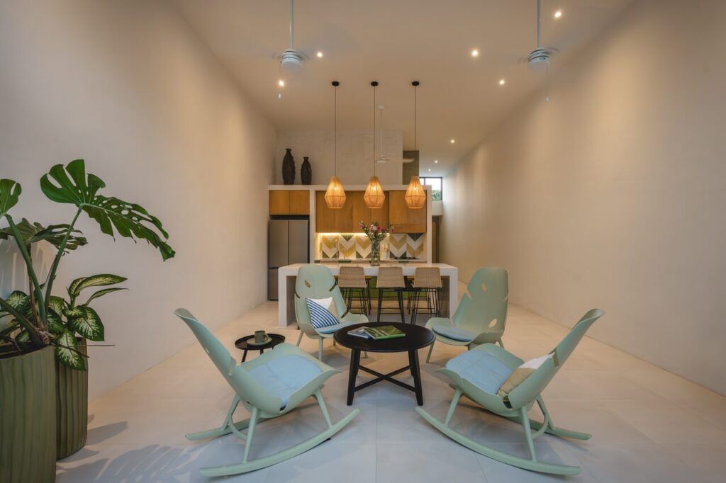 Casa Mikelín con sillas y vegetación interior bajo doble altura