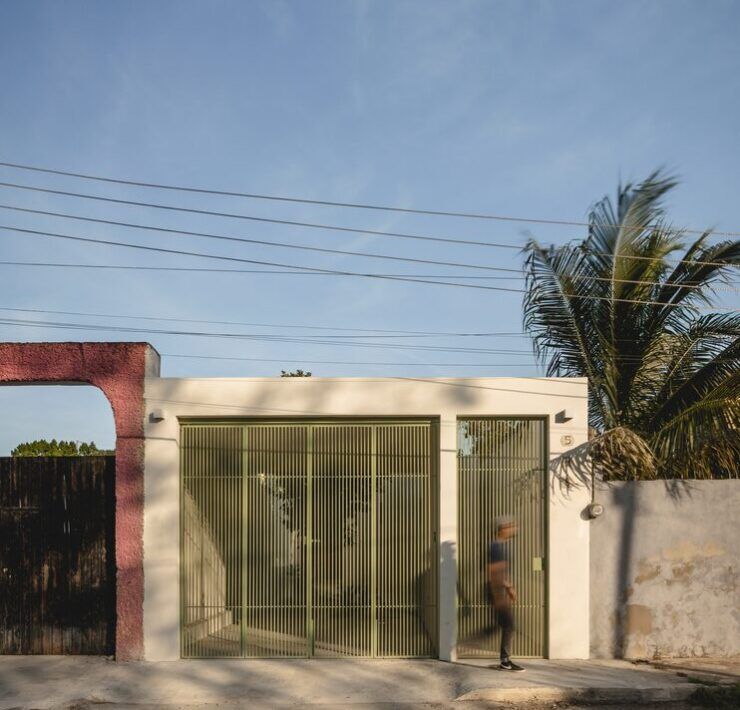 Fachada de Casa Mikelín con listones de madera y herrería