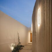 Patio de Casa Mikelín con celosía de madera que filtra la luz