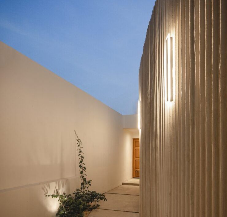 Patio de Casa Mikelín con celosía de madera que filtra la luz