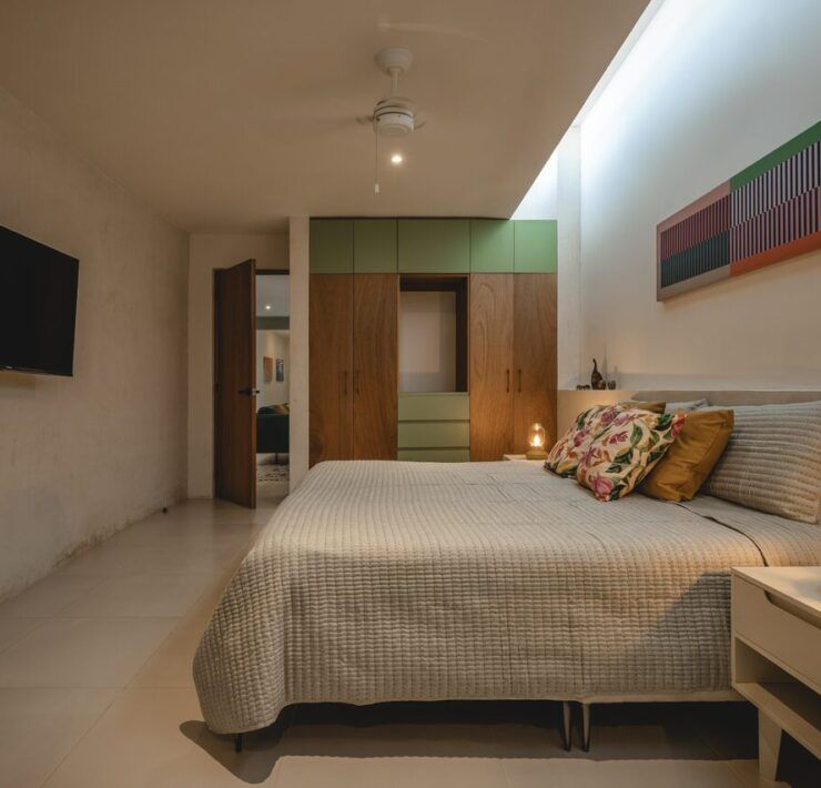 Recámara de Casa Mikelín con clóset verde y arte, de carácter íntimo
