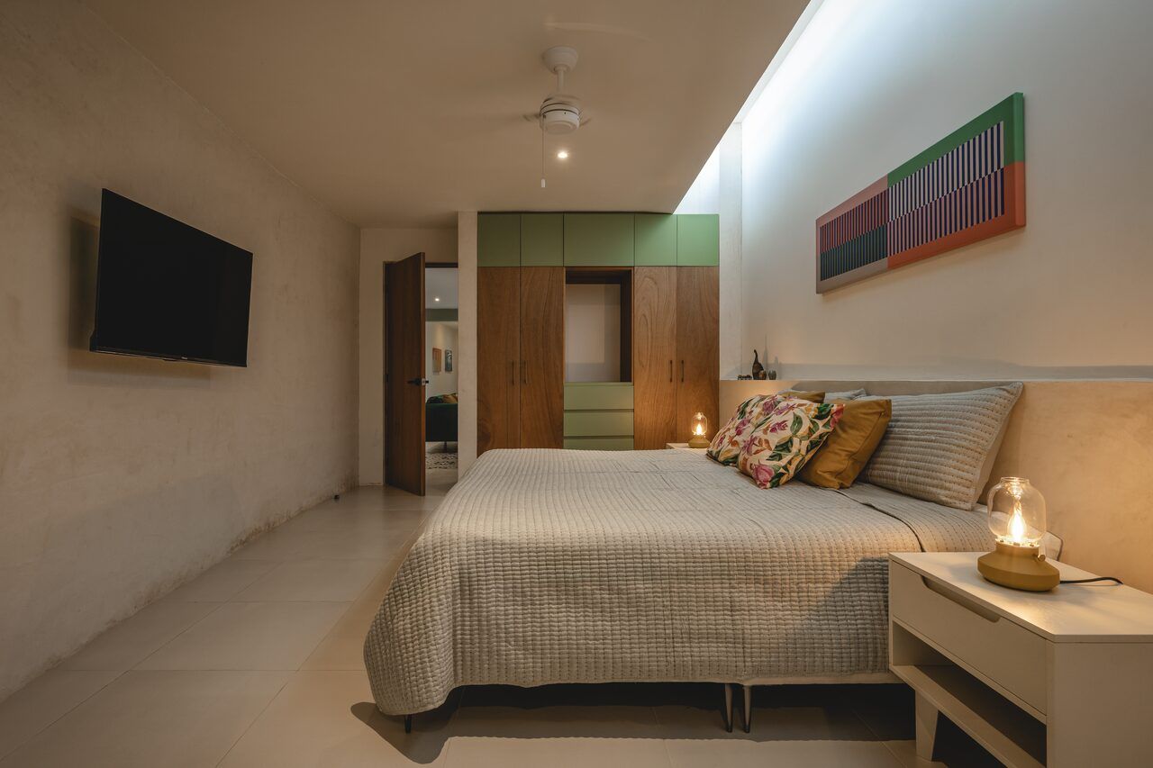 Recámara de Casa Mikelín con clóset verde y arte, de carácter íntimo