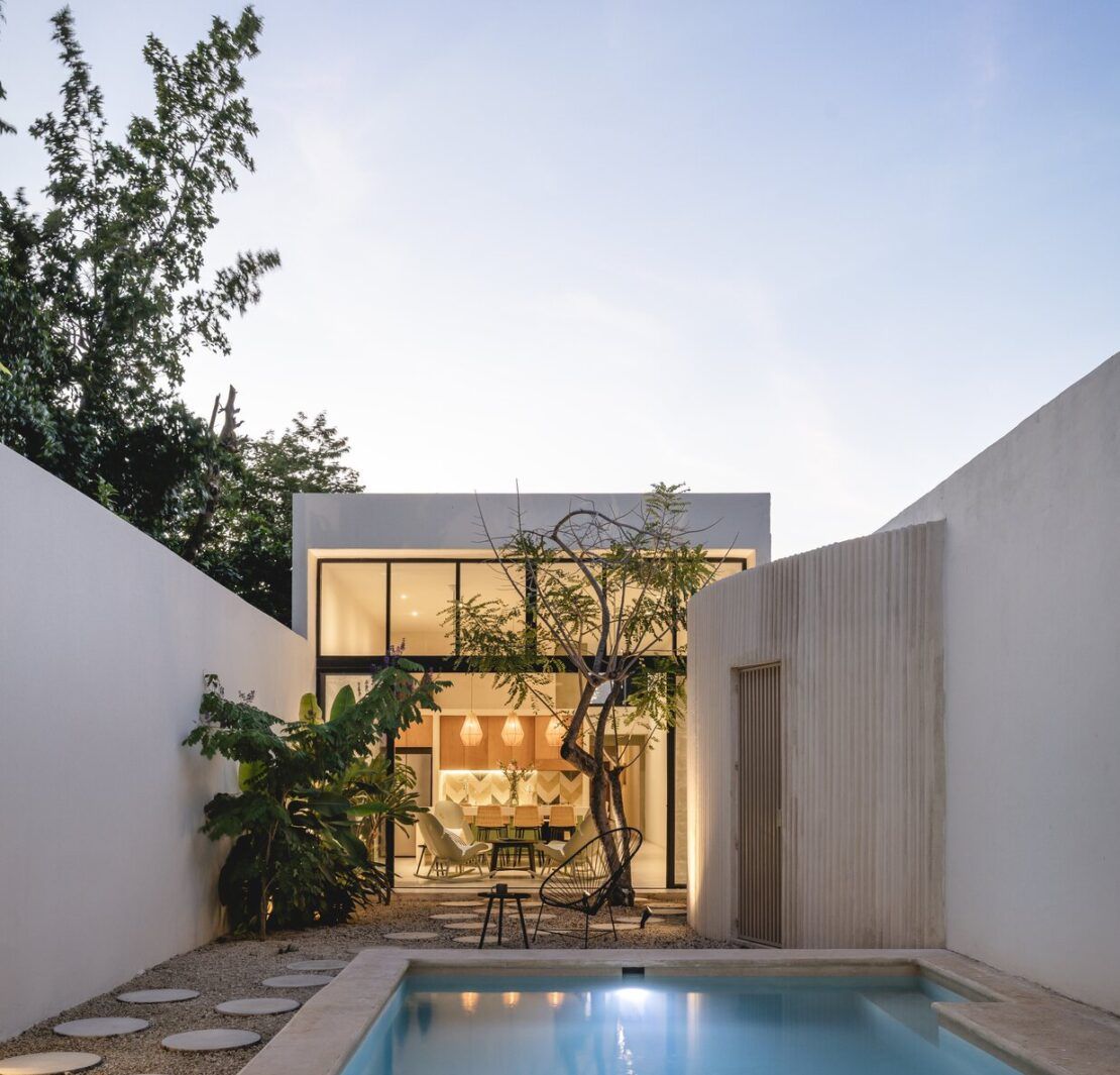 Casa Mikelín, casa de descanso en Mérida con terraza y piscina al atardecer, por Taller Estilo Arquitectura