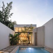 Casa Mikelín, casa de descanso en Mérida con terraza y piscina al atardecer, por Taller Estilo Arquitectura