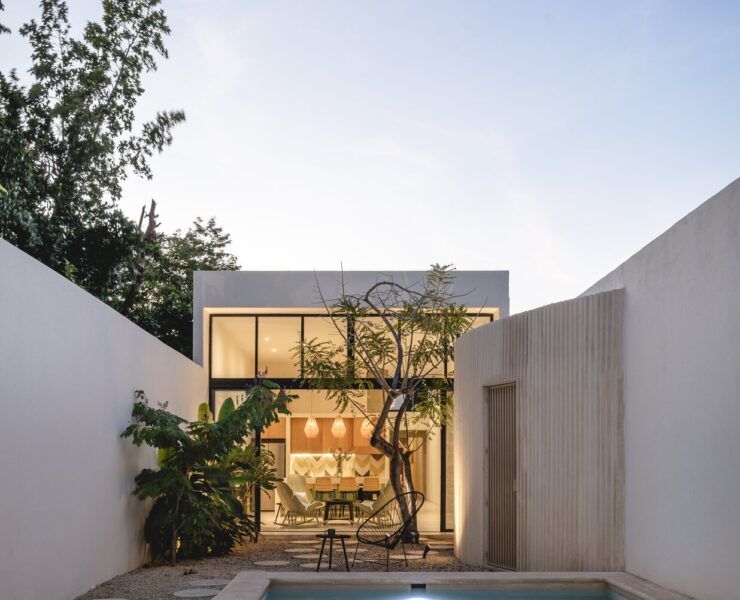 Casa Mikelín, casa de descanso en Mérida con terraza y piscina al atardecer, por Taller Estilo Arquitectura