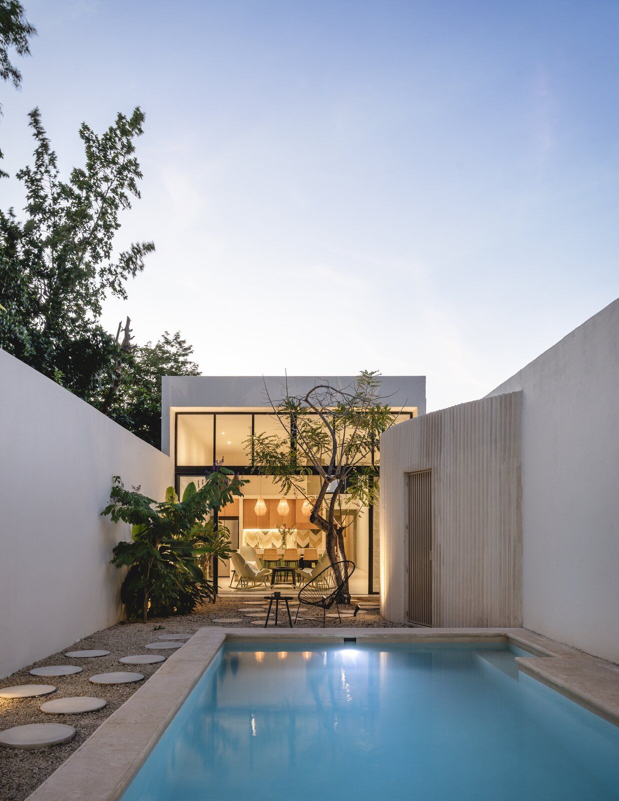Casa Mikelín, casa de descanso en Mérida con terraza y piscina al atardecer, por Taller Estilo Arquitectura