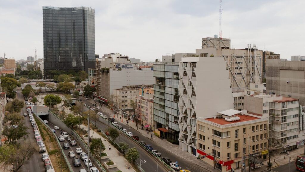 Vista aérea de Casa Roma 350 en su contexto urbano de la Roma Norte con Paseo de la Reforma al fondo