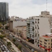 Vista aérea de Casa Roma 350 en su contexto urbano de la Roma Norte con Paseo de la Reforma al fondo