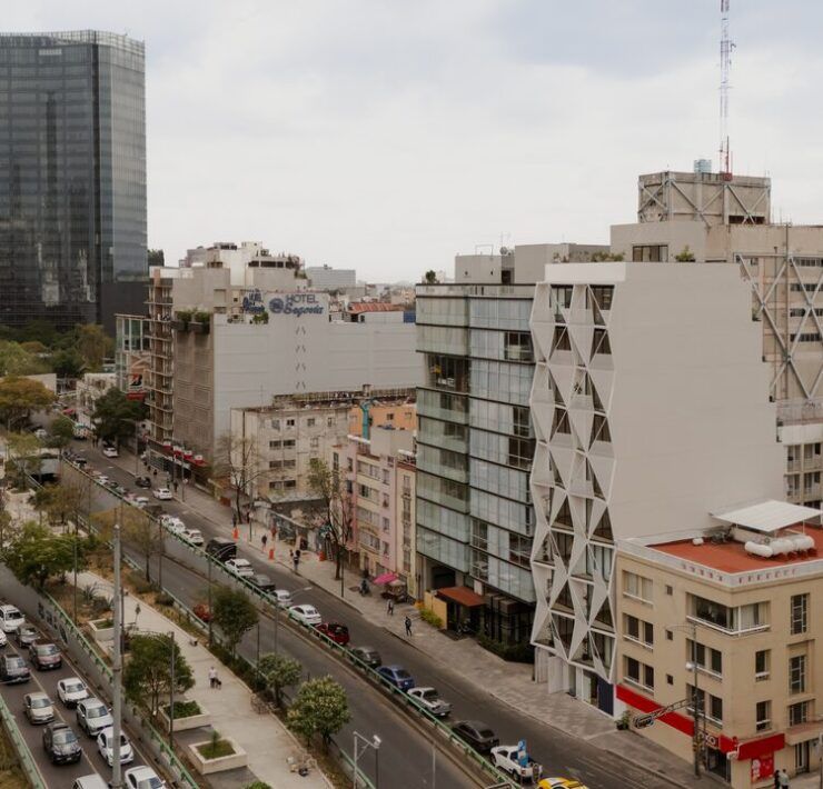 Vista aérea de Casa Roma 350 en su contexto urbano de la Roma Norte con Paseo de la Reforma al fondo